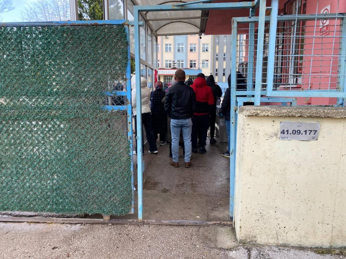 Baba, Kızının Eski Arkadaşını Silahla Rehin Aldı!