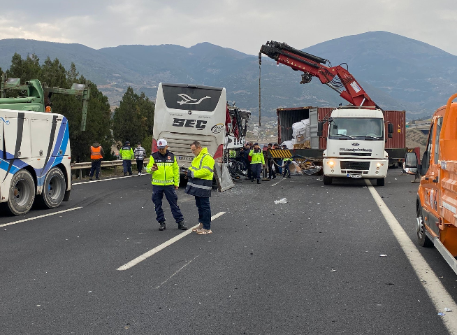 Osmaniye’de Feci Kaza: Otobüs Tıra Çarptı, 6 Ölü
