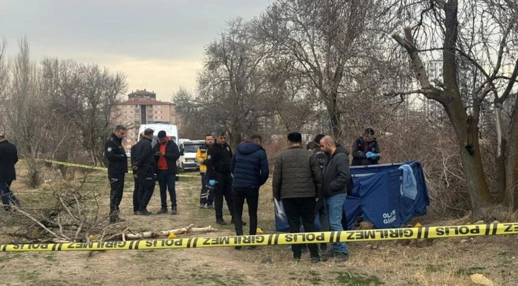 korkunç olay! Arazide Yanmış Erkek Cesedi Bulundu...