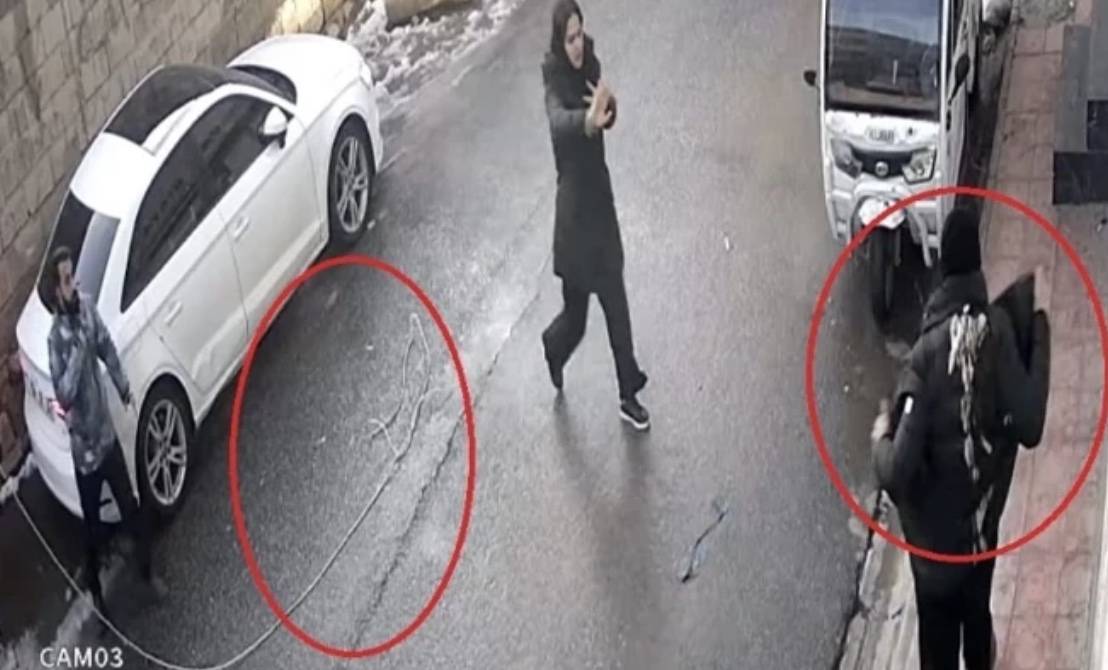 Sokakta Yürürken Üzerlerine Düştü!
