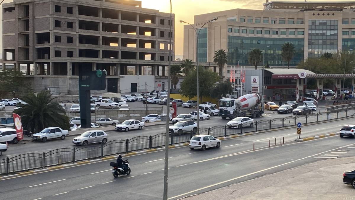 Şanlıurfa’da Beton Mikseri Yolu Felç Etti: Ortada Yıkama!