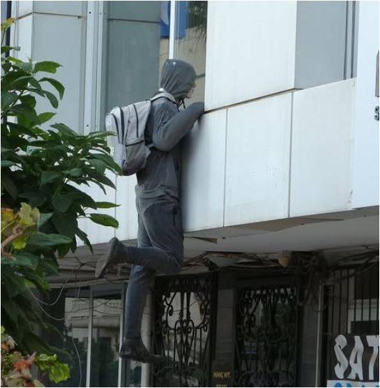 Penceredeki ‘Hırsız’ Manken Mahalleyi Ayağa Kaldırdı!