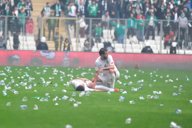FUTBOLUN MASKESİ DÜŞTÜ: LEYLA ZANA TRİBÜNDE NEDEN KÜFÜRLE ANILDI?