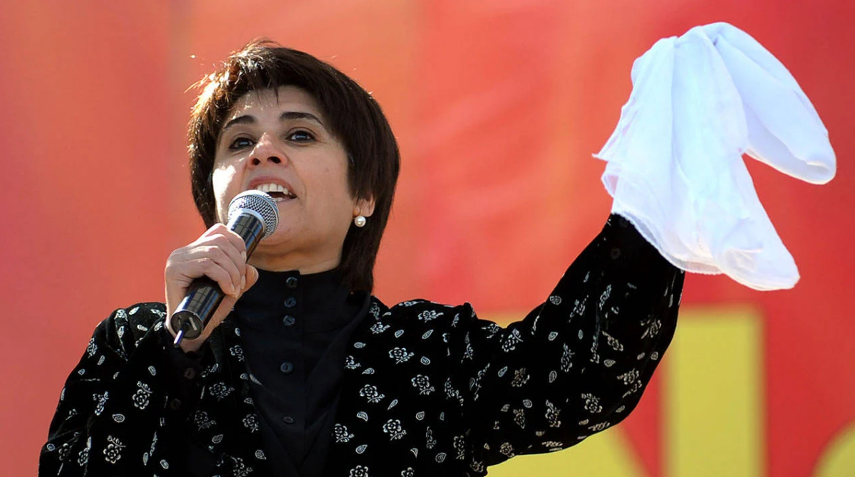 FUTBOLUN MASKESİ DÜŞTÜ: LEYLA ZANA TRİBÜNDE NEDEN KÜFÜRLE ANILDI?
