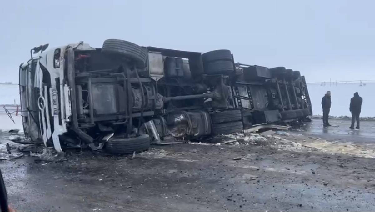 Şanlıurfa'da kar ve buzlanma nedeniyle tır devrildi