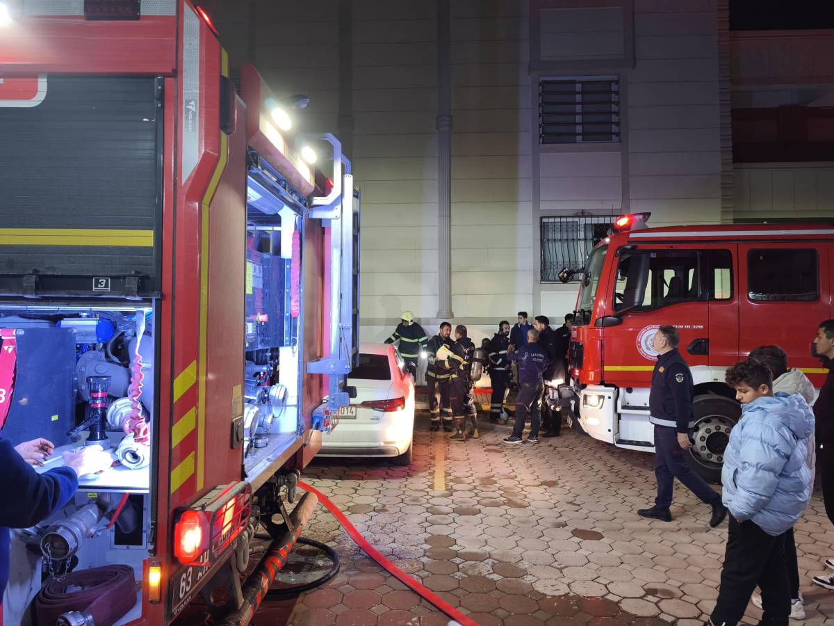 Binanın Girişinde Çıkan Yangın Korkuttu