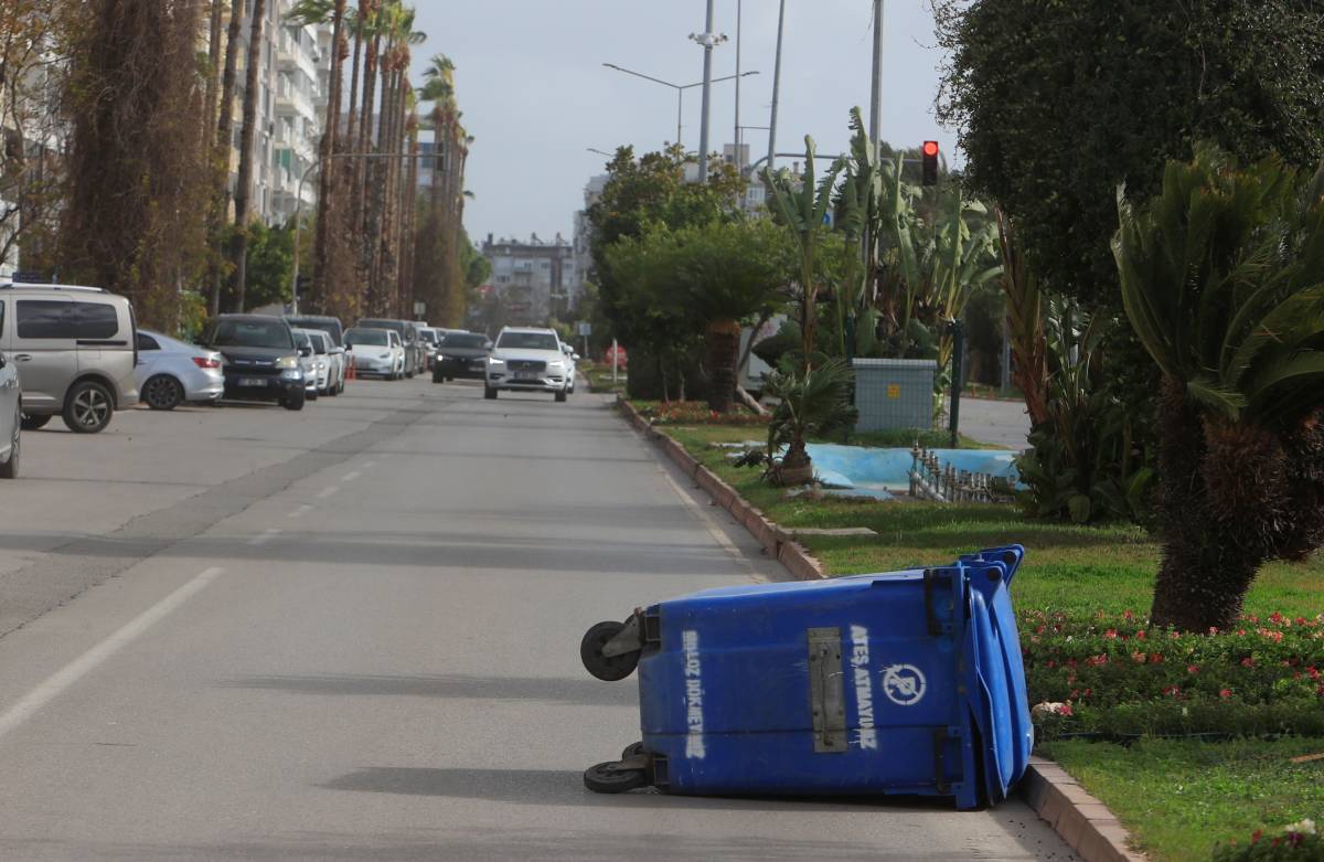 Antalya’yı Fırtına Vurdu: Çatılar Uçtu, Dalgalar Şahlandı