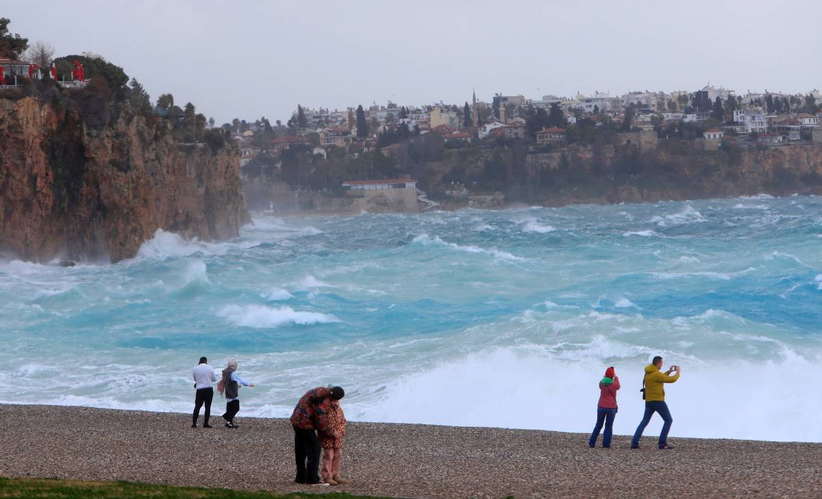 Antalya’yı Fırtına Vurdu: Çatılar Uçtu, Dalgalar Şahlandı
