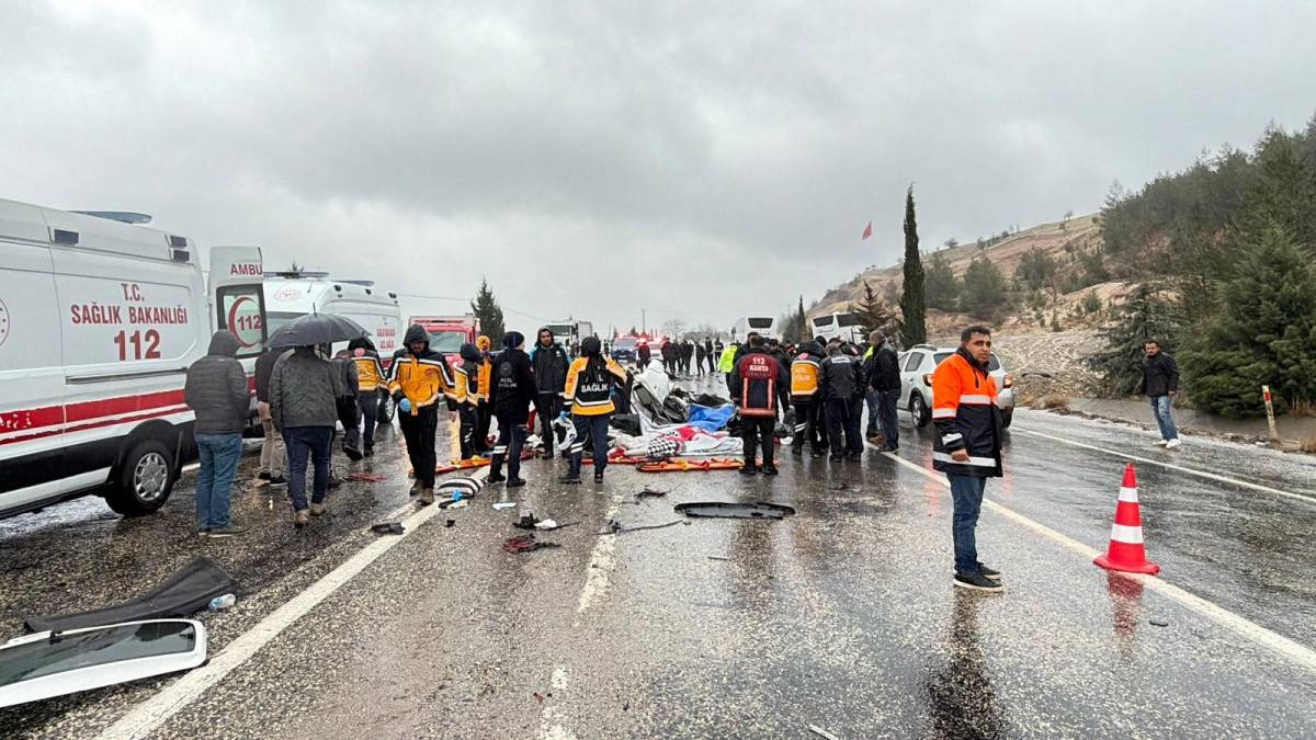 Otobüs Otomobili Kağıt Gibi Ezdi: 3 Ölü, 1 Yaralı