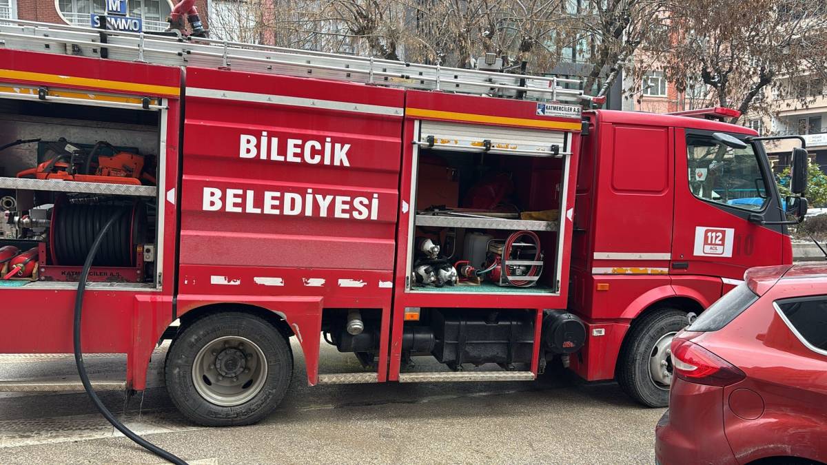Bilecik'te bir kuruyemişçi dükkanında yangın çıktı