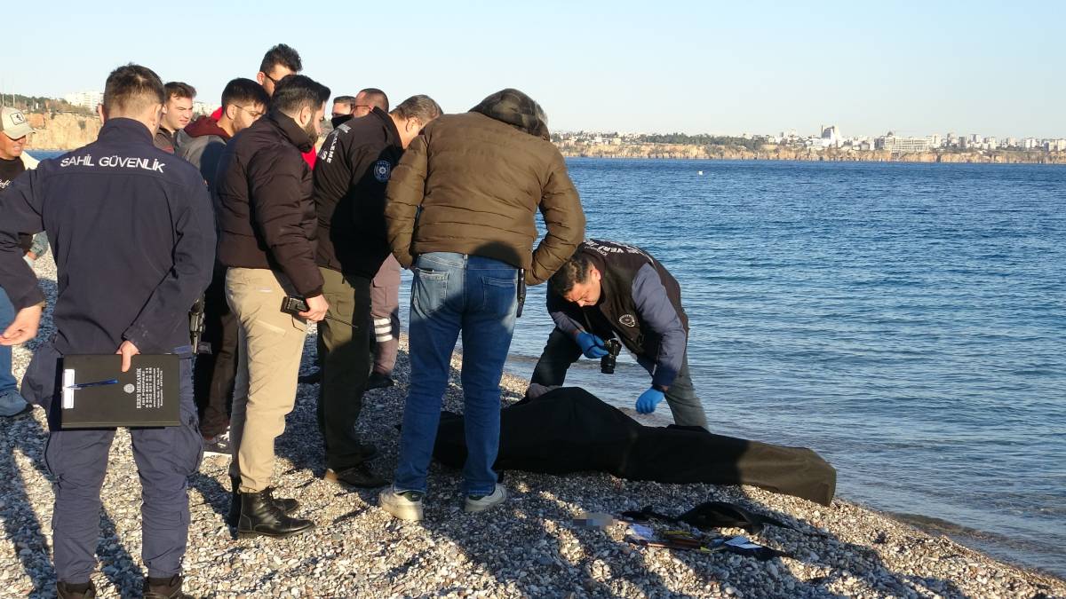 Konyaaltı Sahili'nde Oltaya Takılan Ceset Şoku