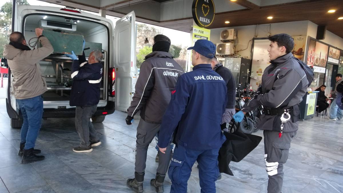 Konyaaltı Sahili'nde Oltaya Takılan Ceset Şoku