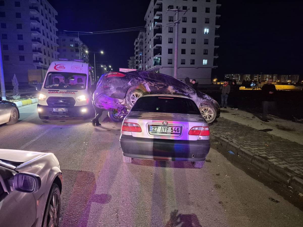 Mardin’de Otomobil Park Halindeki Aracın Üzerine Çıktı: 1 Yaralı
