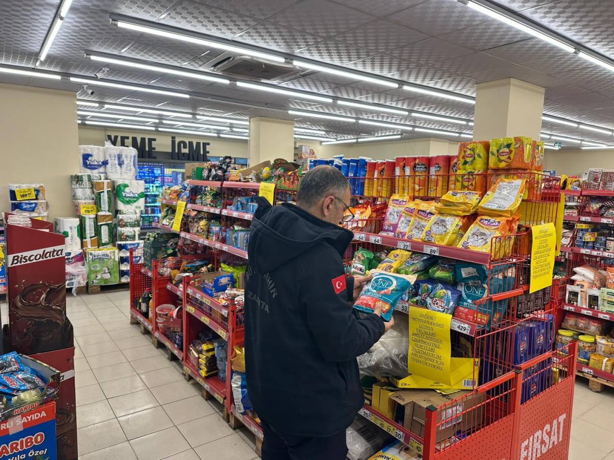 Şanlıurfa'da 1,5 Milyon TL'lik Tarihi Geçmiş Ürünlere El Konuldu