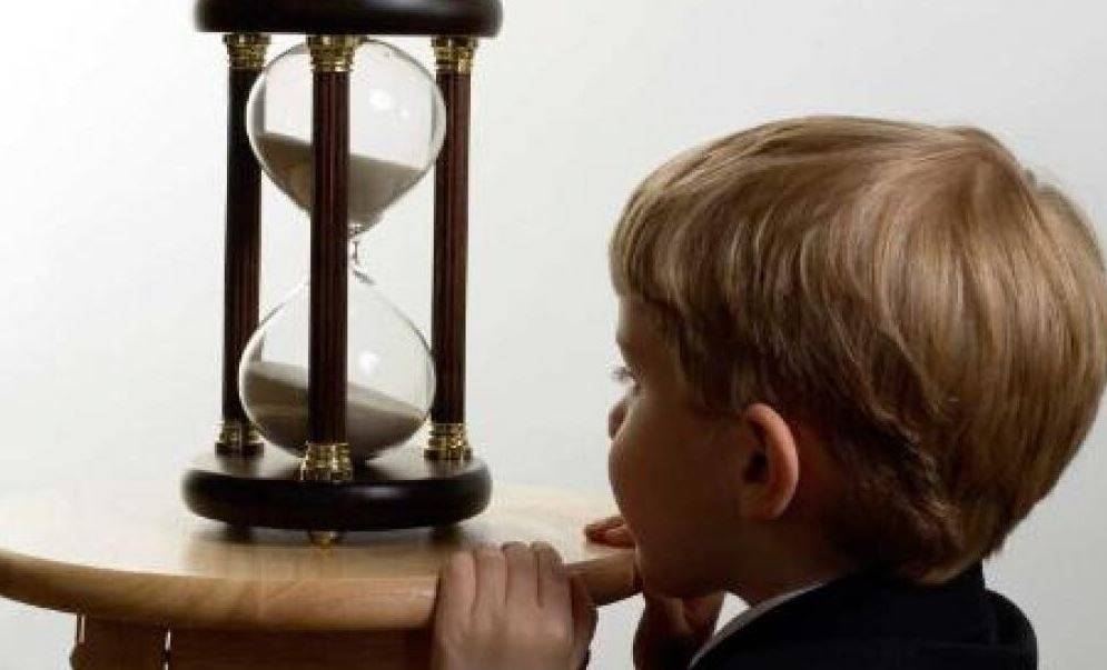Saatlerin İnceliği: Zamanın Bizi Sessizce Terbiye Edişi