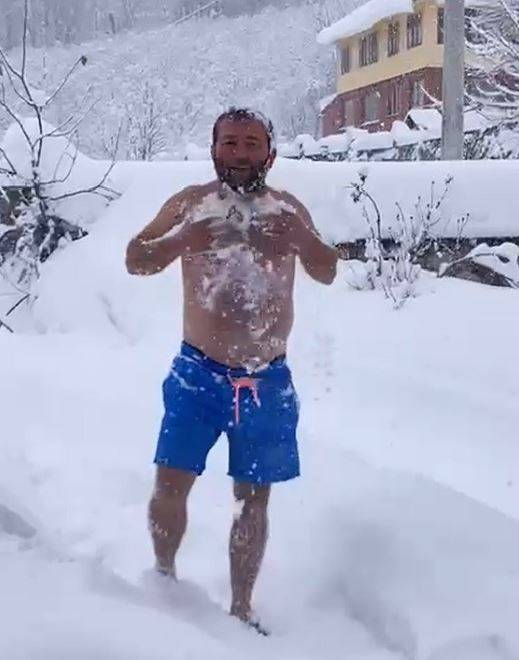 -10 Derece Soğuğa Aldırmadı: Şortunu Giyip Karda Yüzdü!