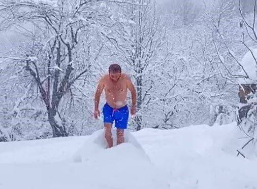 -10 Derece Soğuğa Aldırmadı: Şortunu Giyip Karda Yüzdü!