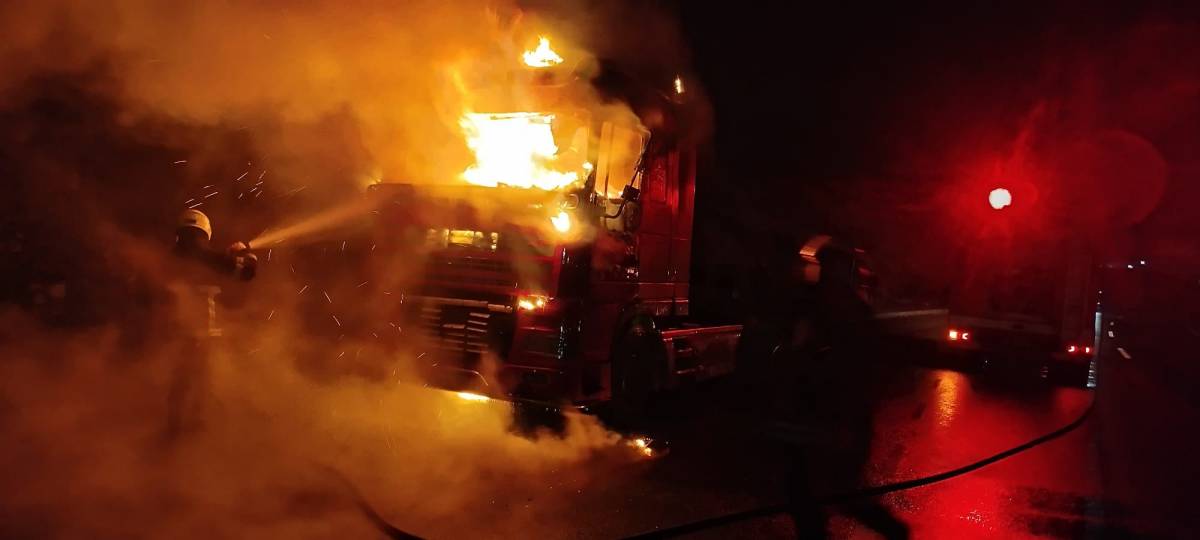 Şanlıurfa’da seyir halindeki araç alev topuna döndü