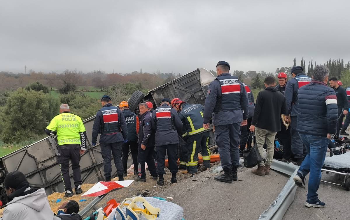 Yolcu otobüsü devrildi: çok sayıda ölü ve yaralı var