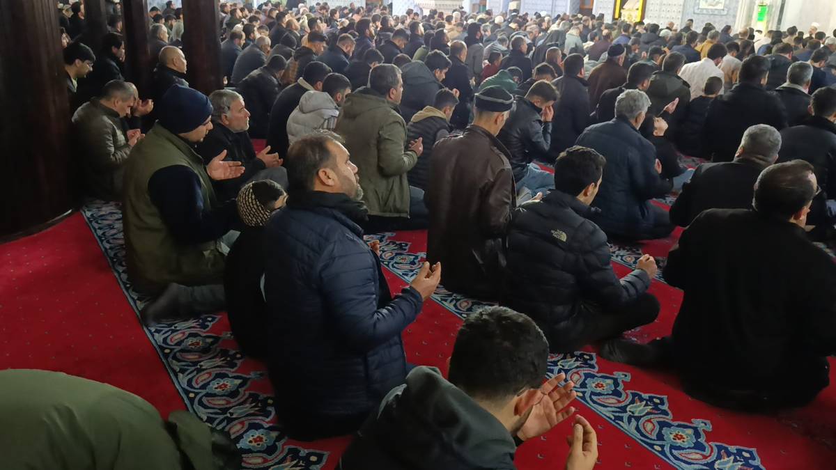 Peygamberler şehri Şanlıurfa'da Berat Kandili coşkusu