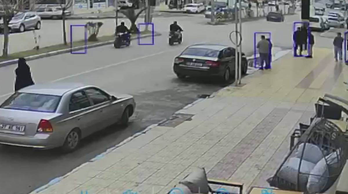 Şanlıurfa'da motosiklet sürücüsü metrelerce sürüklendi