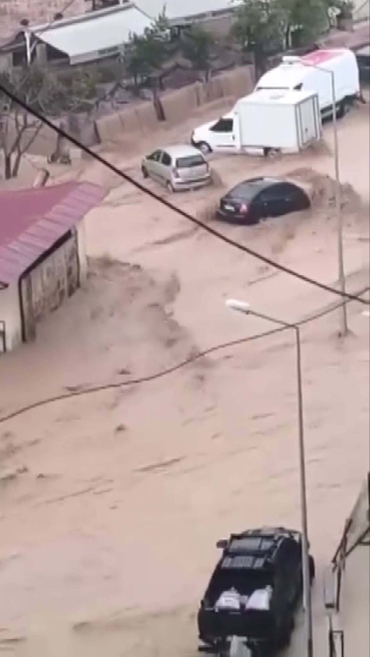 Sağanak sele neden oldu, yollar suya gömüldü