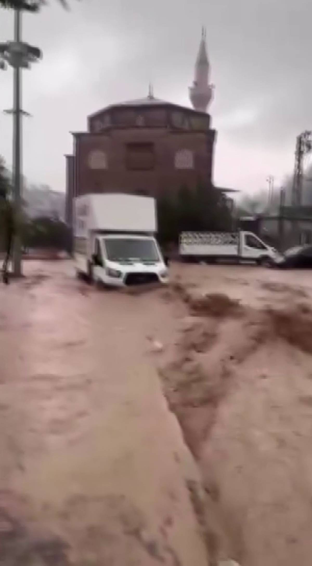 Sağanak sele neden oldu, yollar suya gömüldü