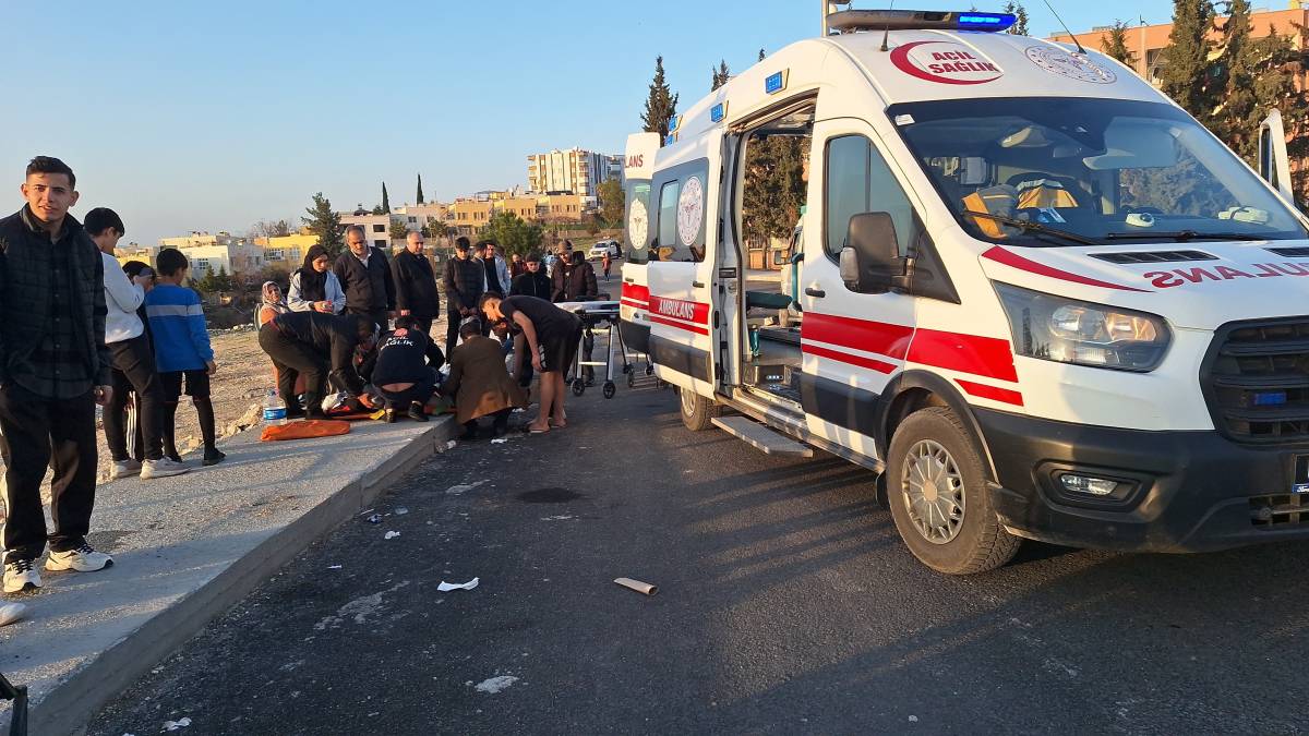 Şanlıurfa'da tarım işçilerini taşıyan minibüs direğe çarptı: 15 yaralı