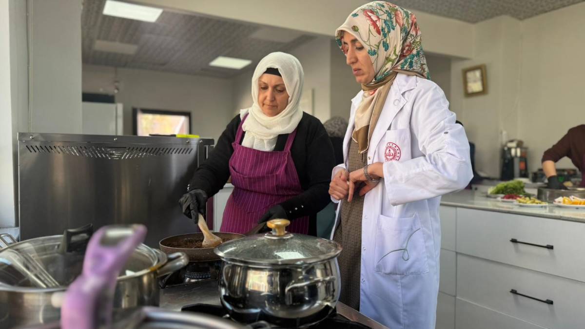Kadınlar yaptıkları yöresel yemeklerle iftar sofralarını süslüyor!