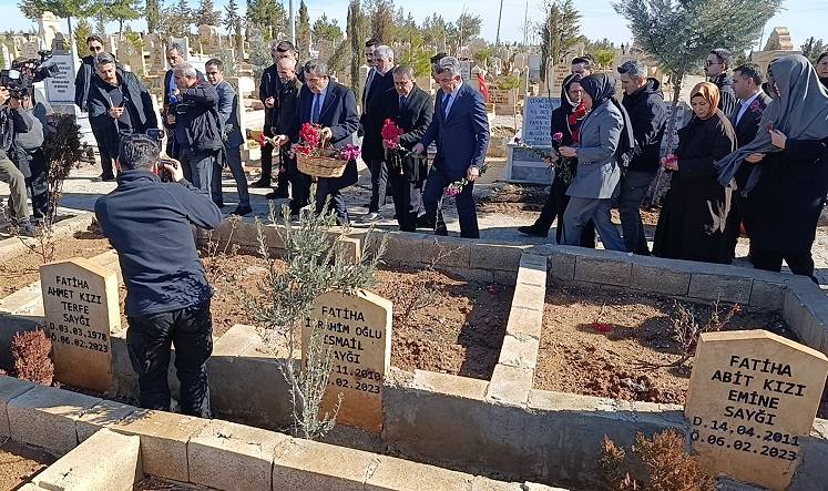 Tekin: Şanlıurfa'daki deprem şehitliğini ziyaret etti!