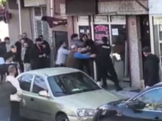 Madde bağımlısı satırla saldırdı: 4 polis yaralandı