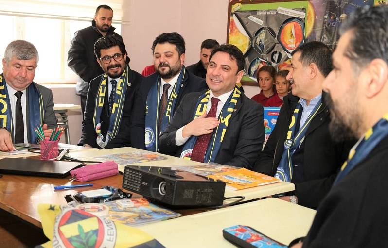 Öğrenciler kaymakamı Fenerbahçe bayraklarıyla karşıladı!