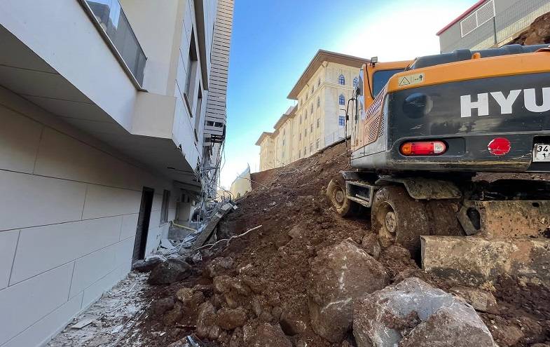 Şanlıurfa'da istinat duvarı çöktü!