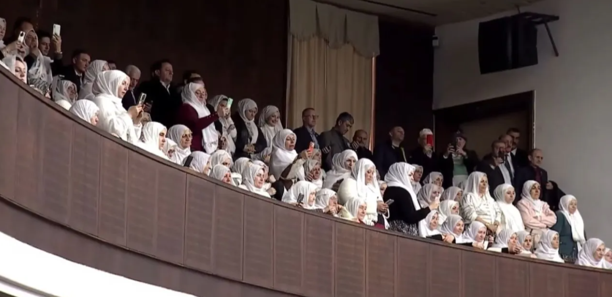 Kıyafetiyle gündem olmuştu: AK Parti TBMM Grup Toplantısı’na katıldı!
