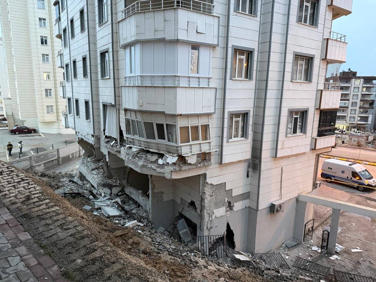 Şanlıurfa'da istinat duvarı çöktü