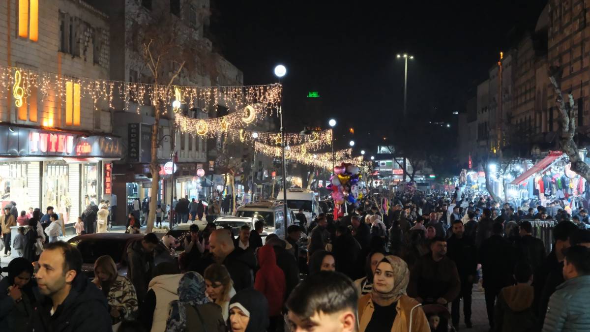 Urfa'nın kalbi Divanyolu artık daha ışıltılı!