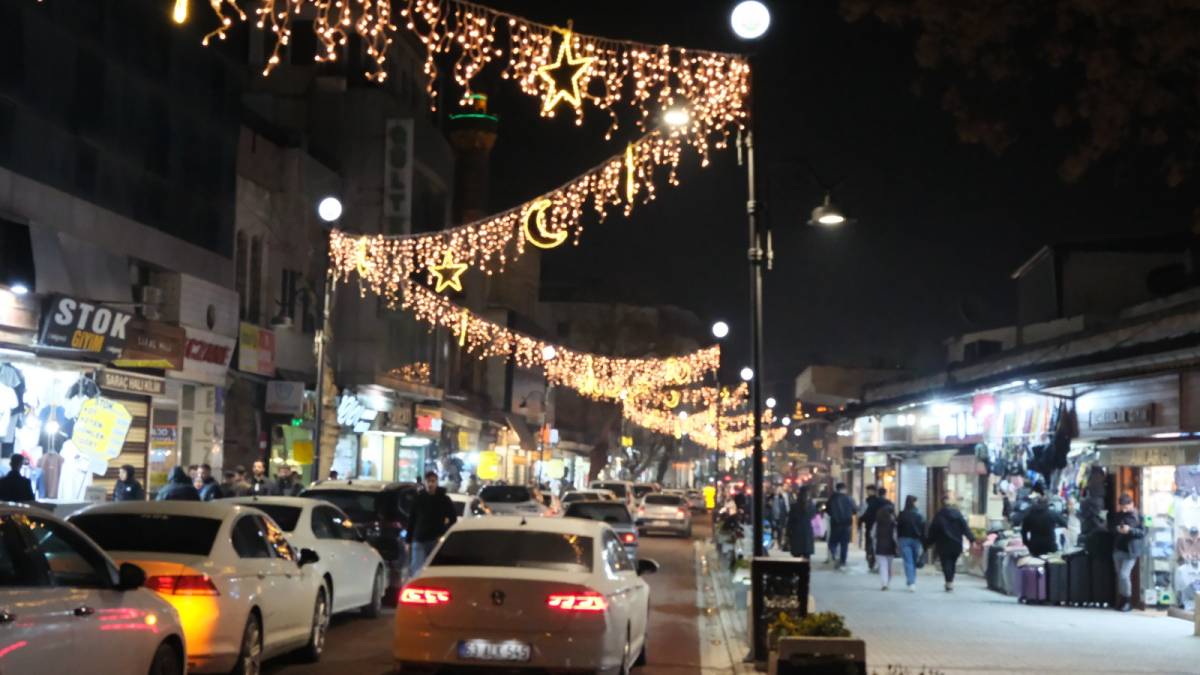 Urfa'nın kalbi Divanyolu artık daha ışıltılı!