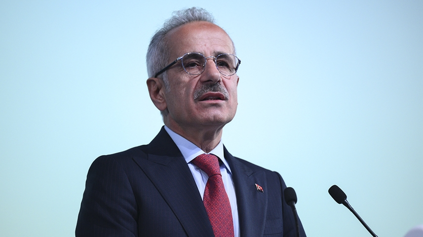 Bakan Uraloğlu verileri paylaştı: Türkiye haftada kaç saatini sosyal medyada harcıyor?