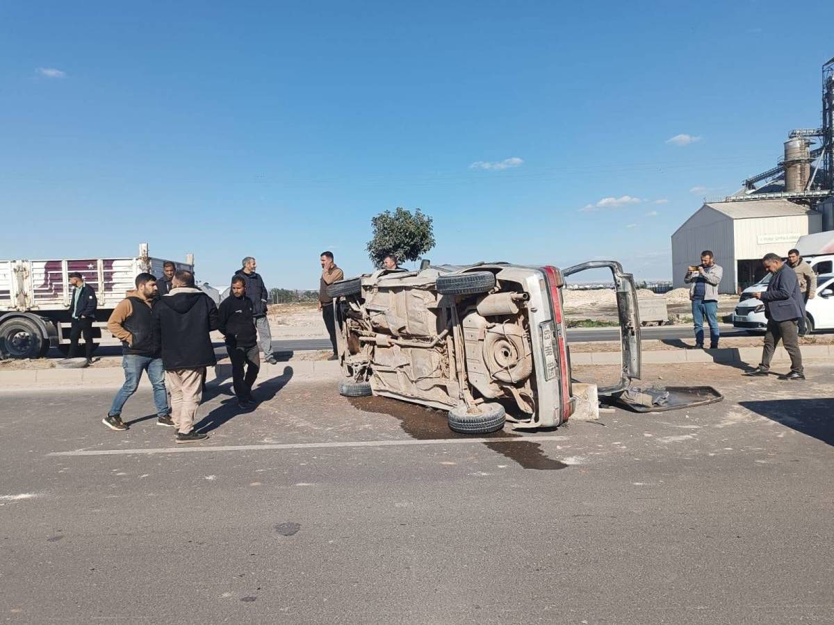 Urfa'da otomobil devrildi!