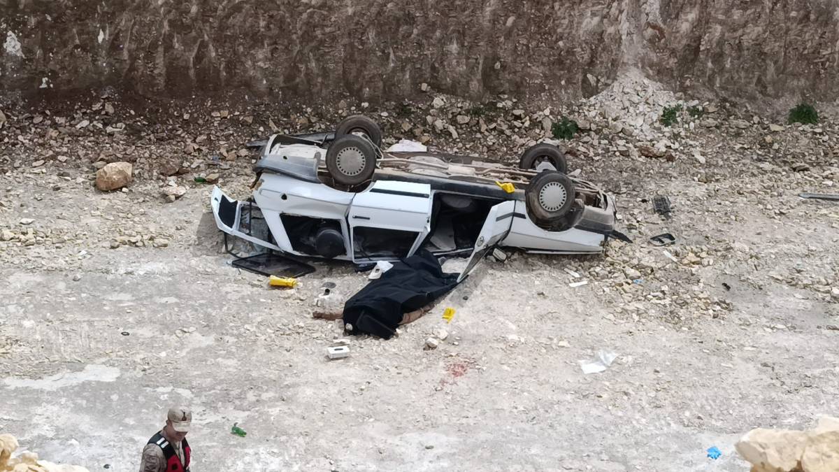 Urfa'da otomobil çukura devrildi: Feci kazada ölü ve yaralı var!
