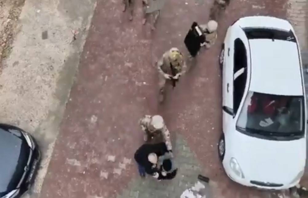 Firari hükümlü polisi tabanca ile tehdit etti!