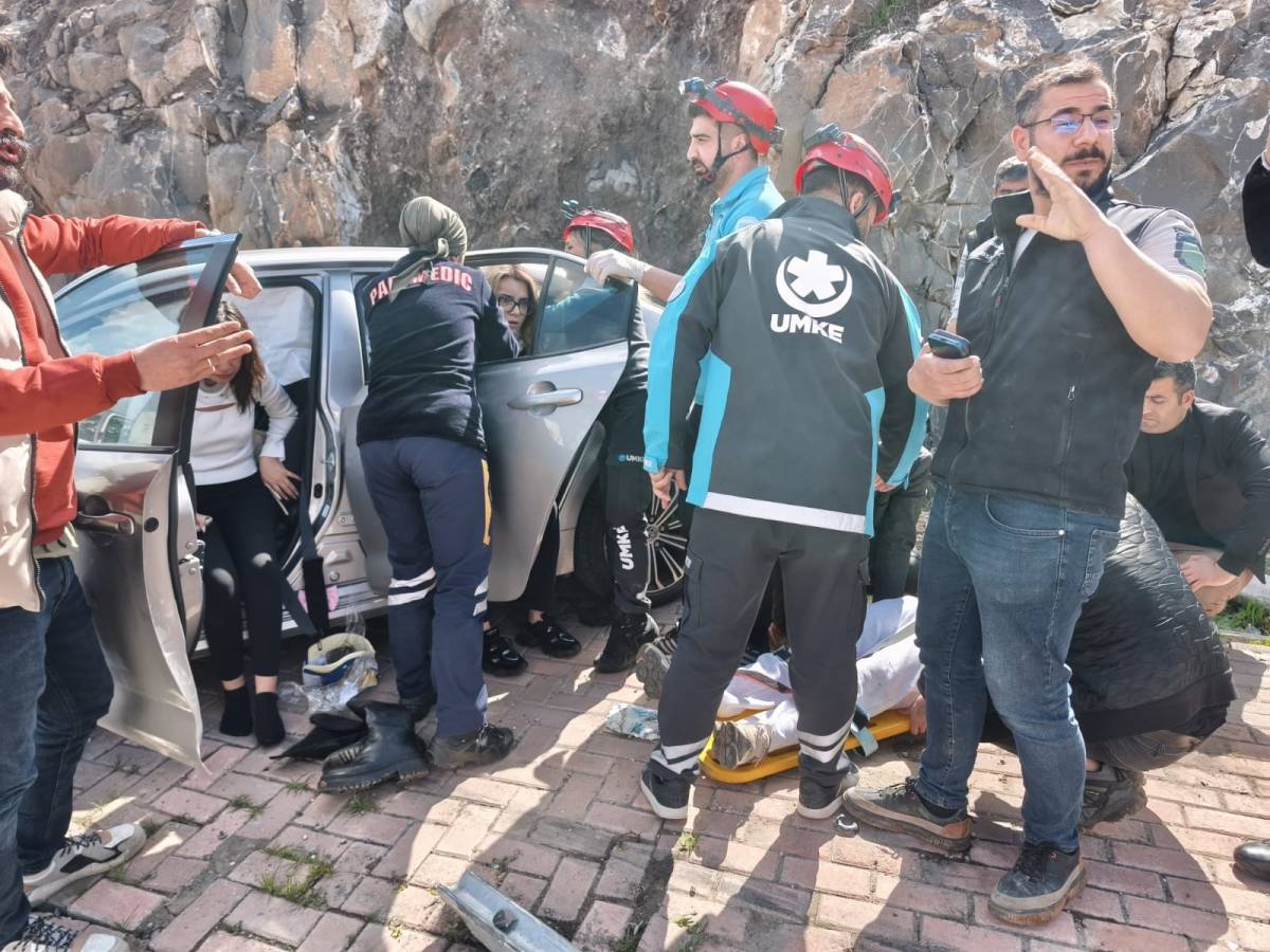 Urfa'da otomobil bariyerlere çarptı!