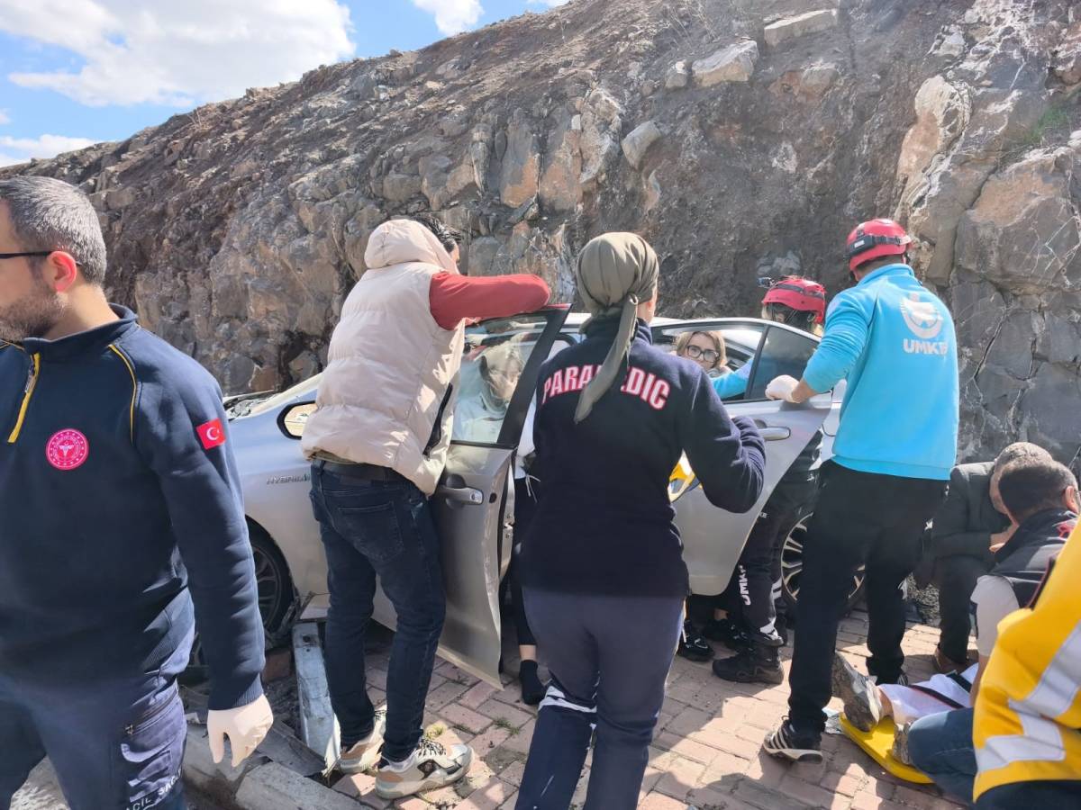 Urfa'da otomobil bariyerlere çarptı!