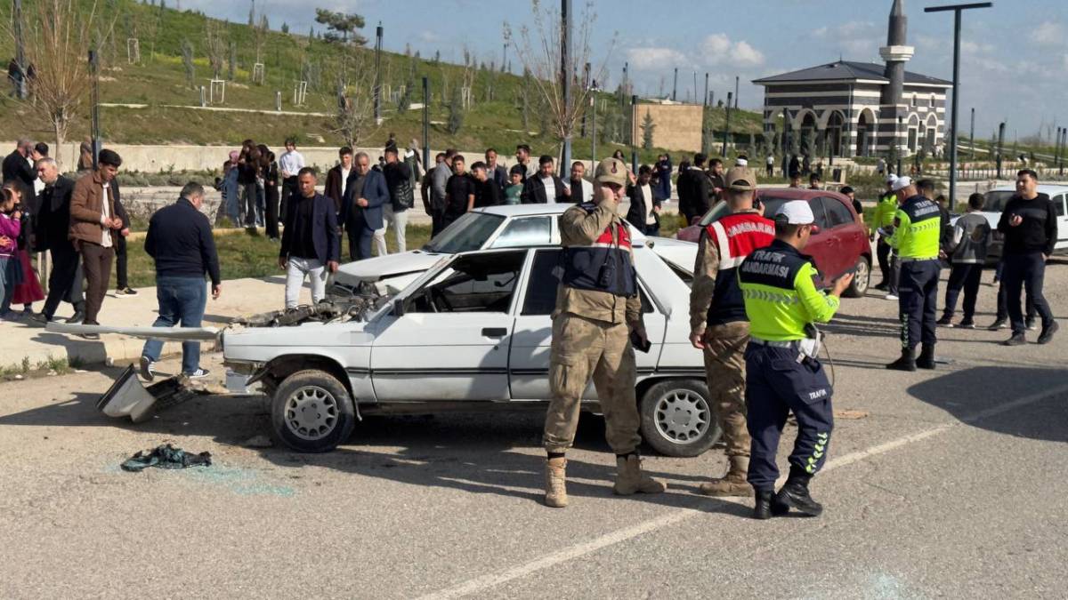 Urfa'da karşı şeride geçen otomobil ters döndü!