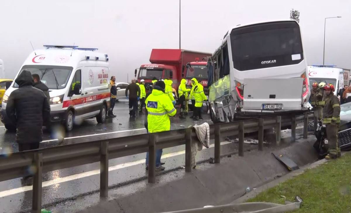 Polis servis minibüsü devrildi: 1 şehit ve çok sayıda yaralı var!
