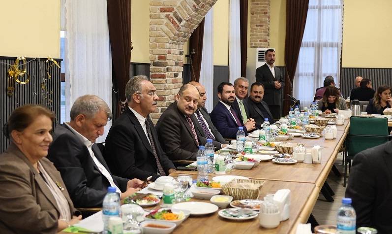 Urfa'daki belediye başkanları iftar sofrasında buluştu