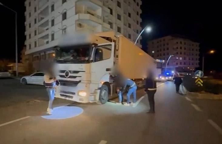 İran'dan gelen göçmenler tır dorsesinde yakalandı!