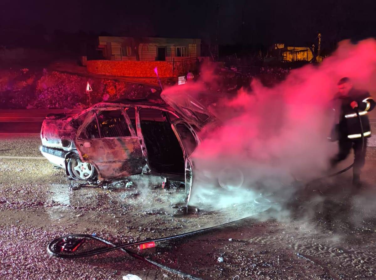 Seyir halindeki otomobil alev topuna döndü!