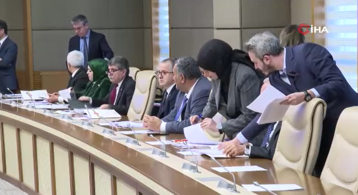 Doğum izni ve sosyal medya teklifi görüşmeleri ertelendi!
