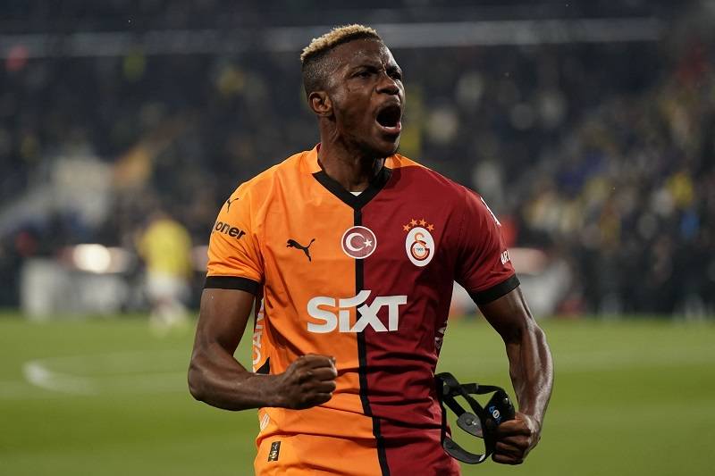 Ünlü futbolcu ameliyata alındı!